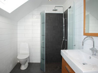 Komplett badrum med duschkabin, klinkers och golvvärme