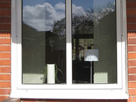 Vitt aluminiumfönster med aluminiumbleck H-fönstret