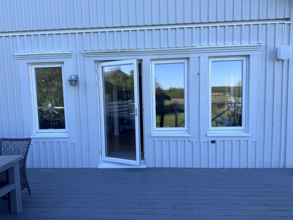 2 nya fönster och en helglasad altandörr för bättre utsikt. 
