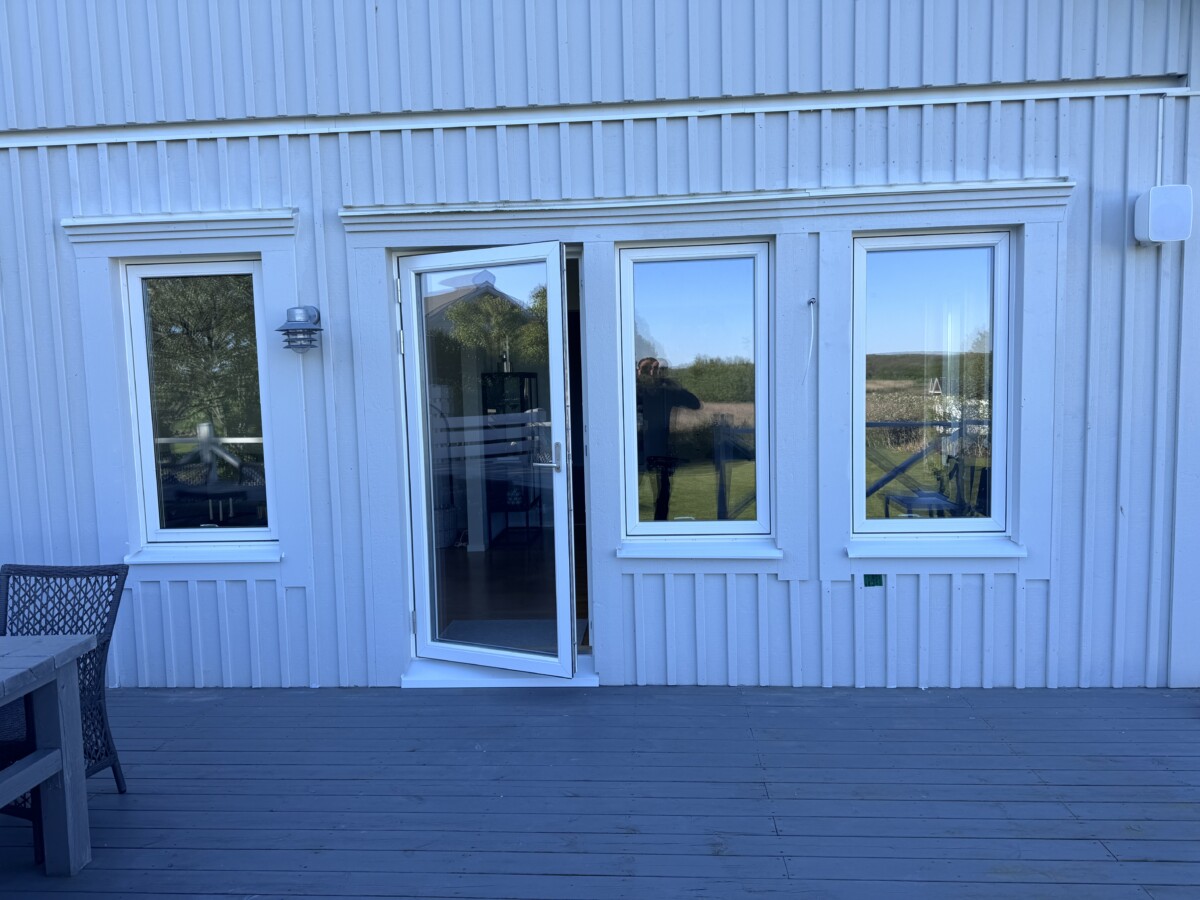 2 nya fönster och en helglasad altandörr för bättre utsikt.